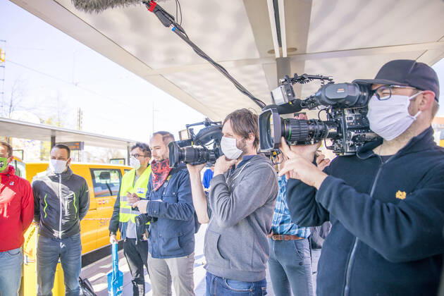 Seit dem 20. April 2020 gilt in Sachsen eine Mundschutzpflicht im ÖPNV und in Geschäften. Die Stadt Leipzig und die Leipziger Verkehrsbetriebe luden deshalb zu einem Pressetermin, bei dem Masken an Mitarbeiter verteilt wurden. Die Polizeibehörde kontrolliert die Bahnsteige der Straßenbahn und Menschen gehen mit Mundschutz durch die Straßen.