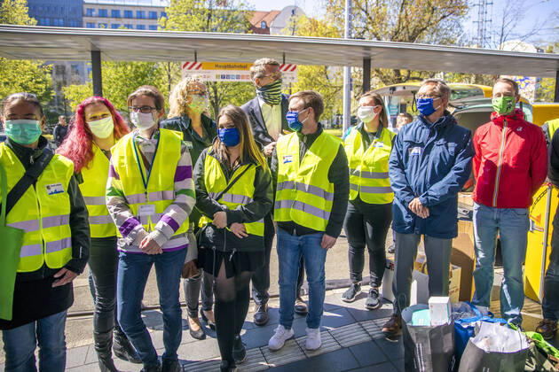 Seit dem 20. April 2020 gilt in Sachsen eine Mundschutzpflicht im ÖPNV und in Geschäften. Die Stadt Leipzig und die Leipziger Verkehrsbetriebe luden deshalb zu einem Pressetermin, bei dem Masken an Mitarbeiter verteilt wurden. Die Polizeibehörde kontrolliert die Bahnsteige der Straßenbahn und Menschen gehen mit Mundschutz durch die Straßen.