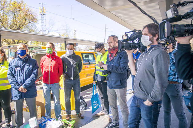Seit dem 20. April 2020 gilt in Sachsen eine Mundschutzpflicht im ÖPNV und in Geschäften. Die Stadt Leipzig und die Leipziger Verkehrsbetriebe luden deshalb zu einem Pressetermin, bei dem Masken an Mitarbeiter verteilt wurden. Die Polizeibehörde kontrolliert die Bahnsteige der Straßenbahn und Menschen gehen mit Mundschutz durch die Straßen.