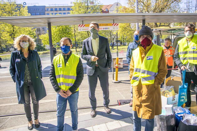 Seit dem 20. April 2020 gilt in Sachsen eine Mundschutzpflicht im ÖPNV und in Geschäften. Die Stadt Leipzig und die Leipziger Verkehrsbetriebe luden deshalb zu einem Pressetermin, bei dem Masken an Mitarbeiter verteilt wurden. Die Polizeibehörde kontrolliert die Bahnsteige der Straßenbahn und Menschen gehen mit Mundschutz durch die Straßen.
