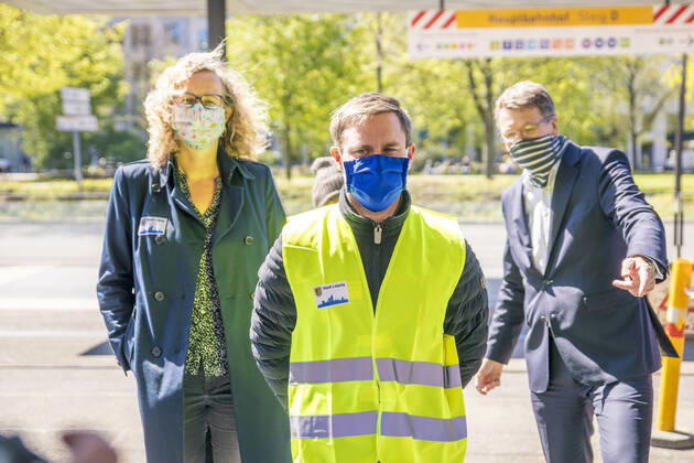 Seit dem 20. April 2020 gilt in Sachsen eine Mundschutzpflicht im ÖPNV und in Geschäften. Die Stadt Leipzig und die Leipziger Verkehrsbetriebe luden deshalb zu einem Pressetermin, bei dem Masken an Mitarbeiter verteilt wurden. Die Polizeibehörde kontrolliert die Bahnsteige der Straßenbahn und Menschen gehen mit Mundschutz durch die Straßen.