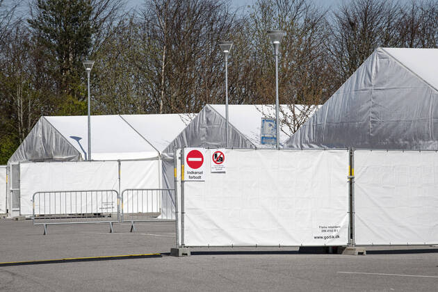 Myndighederne er i gang med at opsaette COVID-19 testcenter i telte i ved Vejlby-Risskov Hallen i Aarhus, mandag den 20. april 2020.. , Aarhus Denmark Copyright: BoxAmstrup BoxAmstrupx COP116 spdk20200420-154227-L