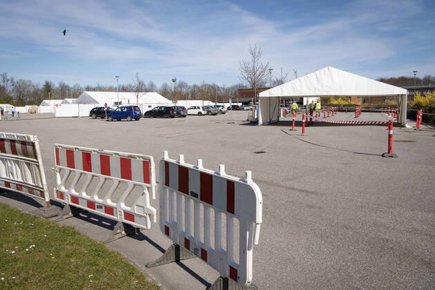 Myndighederne er i gang med at opsaette COVID-19 testcenter i telte i ved Vejlby-Risskov Hallen i Aarhus, mandag den 20. april 2020.. , Aarhus Denmark Copyright: BoxAmstrup BoxAmstrupx COP116 spdk20200420-154231-L