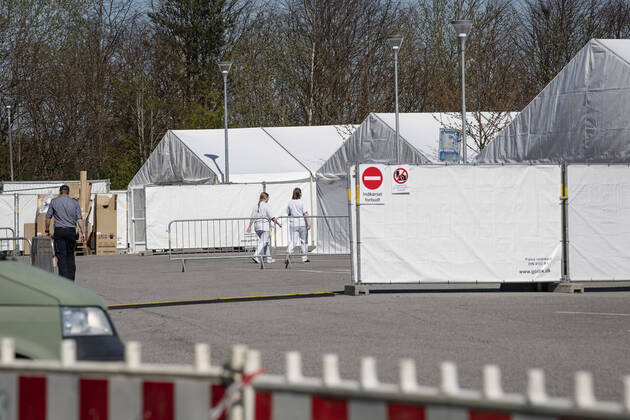 Myndighederne er i gang med at opsaette COVID-19 testcenter i telte i ved Vejlby-Risskov Hallen i Aarhus, mandag den 20. april 2020.. , Aarhus Denmark Copyright: BoxAmstrup BoxAmstrupx COP116 spdk20200420-154239-L