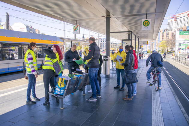 Seit dem 20. April 2020 gilt in Sachsen eine Mundschutzpflicht im ÖPNV und in Geschäften. Die Stadt Leipzig und die Leipziger Verkehrsbetriebe luden deshalb zu einem Pressetermin, bei dem Masken an Mitarbeiter verteilt wurden. Die Polizeibehörde kontrolliert die Bahnsteige der Straßenbahn und Menschen gehen mit Mundschutz durch die Straßen.