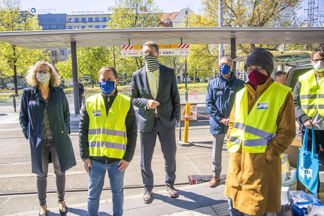 Seit dem 20. April 2020 gilt in Sachsen eine Mundschutzpflicht im ÖPNV und in Geschäften. Die Stadt Leipzig und die Leipziger Verkehrsbetriebe luden deshalb zu einem Pressetermin, bei dem Masken an Mitarbeiter verteilt wurden. Die Polizeibehörde kontrolliert die Bahnsteige der Straßenbahn und Menschen gehen mit Mundschutz durch die Straßen.