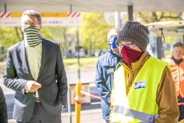 Seit dem 20. April 2020 gilt in Sachsen eine Mundschutzpflicht im ÖPNV und in Geschäften. Die Stadt Leipzig und die Leipziger Verkehrsbetriebe luden deshalb zu einem Pressetermin, bei dem Masken an Mitarbeiter verteilt wurden. Die Polizeibehörde kontrolliert die Bahnsteige der Straßenbahn und Menschen gehen mit Mundschutz durch die Straßen.