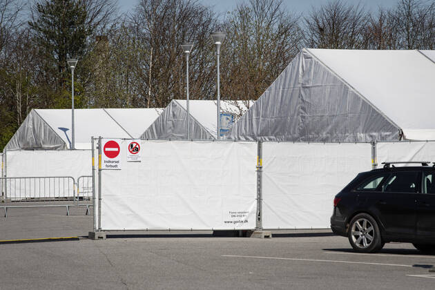 Myndighederne er i gang med at opsaette COVID-19 testcenter i telte i ved Vejlby-Risskov Hallen i Aarhus, mandag den 20. april 2020.. , Aarhus Denmark Copyright: BoxAmstrup BoxAmstrupx COP116 spdk20200420-154244-L
