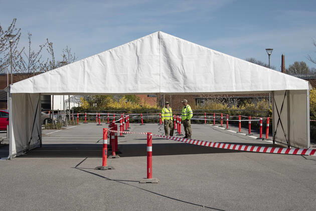 Myndighederne er i gang med at opsaette COVID-19 testcenter i telte i ved Vejlby-Risskov Hallen i Aarhus, mandag den 20. april 2020.. , Aarhus Denmark Copyright: BoxAmstrup BoxAmstrupx COP116 spdk20200420-154249-L