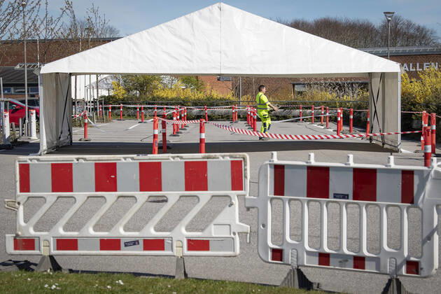 Myndighederne er i gang med at opsaette COVID-19 testcenter i telte i ved Vejlby-Risskov Hallen i Aarhus, mandag den 20. april 2020.. , Aarhus Denmark Copyright: BoxAmstrup BoxAmstrupx COP116 spdk20200420-154305-L