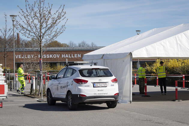Myndighederne er i gang med at opsaette COVID-19 testcenter i telte i ved Vejlby-Risskov Hallen i Aarhus, mandag den 20. april 2020.. , Aarhus Denmark Copyright: BoxAmstrup BoxAmstrupx COP116 spdk20200420-154309-L