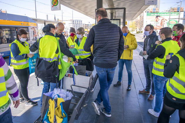 Seit dem 20. April 2020 gilt in Sachsen eine Mundschutzpflicht im ÖPNV und in Geschäften. Die Stadt Leipzig und die Leipziger Verkehrsbetriebe luden deshalb zu einem Pressetermin, bei dem Masken an Mitarbeiter verteilt wurden. Die Polizeibehörde kontrolliert die Bahnsteige der Straßenbahn und Menschen gehen mit Mundschutz durch die Straßen.