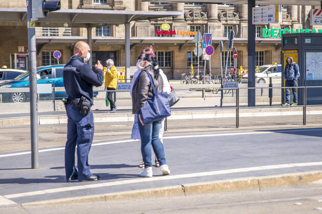 Seit dem 20. April 2020 gilt in Sachsen eine Mundschutzpflicht im ÖPNV und in Geschäften. Die Stadt Leipzig und die Leipziger Verkehrsbetriebe luden deshalb zu einem Pressetermin, bei dem Masken an Mitarbeiter verteilt wurden. Die Polizeibehörde kontrolliert die Bahnsteige der Straßenbahn und Menschen gehen mit Mundschutz durch die Straßen.