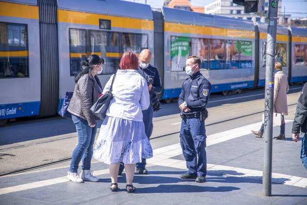 Seit dem 20. April 2020 gilt in Sachsen eine Mundschutzpflicht im ÖPNV und in Geschäften. Die Stadt Leipzig und die Leipziger Verkehrsbetriebe luden deshalb zu einem Pressetermin, bei dem Masken an Mitarbeiter verteilt wurden. Die Polizeibehörde kontrolliert die Bahnsteige der Straßenbahn und Menschen gehen mit Mundschutz durch die Straßen.