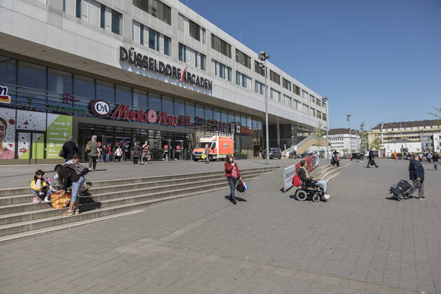 Bei besten Einkaufswetter, die Geschäfte haben wieder geöffnet - schrittweise Lockerung der Maßnahmen zur Bekämpfung der Coronavirus-Pandemie: Stadtteilzentrum Bilk, die Düsseldorf-Arkaden