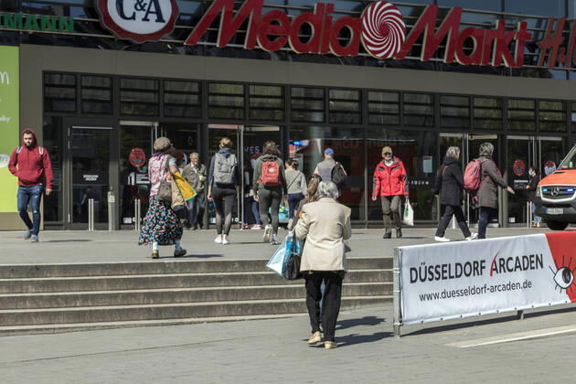 Bei besten Einkaufswetter, die Geschäfte haben wieder geöffnet - schrittweise Lockerung der Maßnahmen zur Bekämpfung der Coronavirus-Pandemie: Stadtteilzentrum Bilk, die Düsseldorf-Arkaden