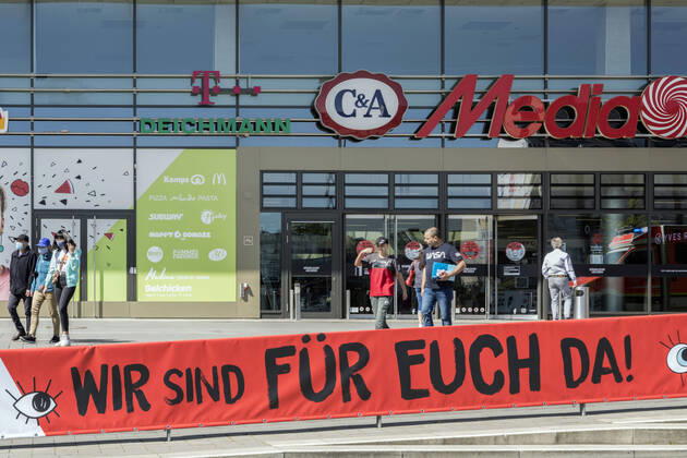 Bei besten Einkaufswetter, die Geschäfte haben wieder geöffnet - schrittweise Lockerung der Maßnahmen zur Bekämpfung der Coronavirus-Pandemie: Stadtteilzentrum Bilk, die Düsseldorf-Arkaden