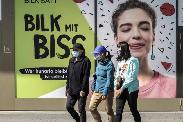Bei besten Einkaufswetter, die Geschäfte haben wieder geöffnet - schrittweise Lockerung der Maßnahmen zur Bekämpfung der Coronavirus-Pandemie, Gesichtsmasken sind empfohlen