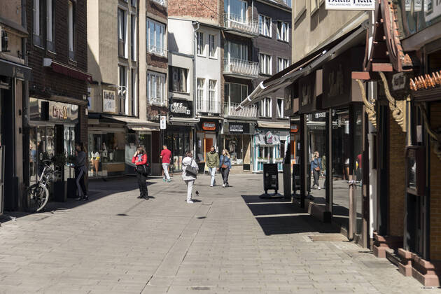 Bei besten Einkaufswetter, die Geschäfte haben wieder geöffnet - schrittweise Lockerung der Maßnahmen zur Bekämpfung der Coronavirus-Pandemie: Altstadt Düsseldorf