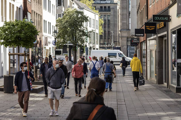 Bei besten Einkaufswetter, die Geschäfte haben wieder geöffnet - schrittweise Lockerung der Maßnahmen zur Bekämpfung der Coronavirus-Pandemie: Altstadt Düsseldorf