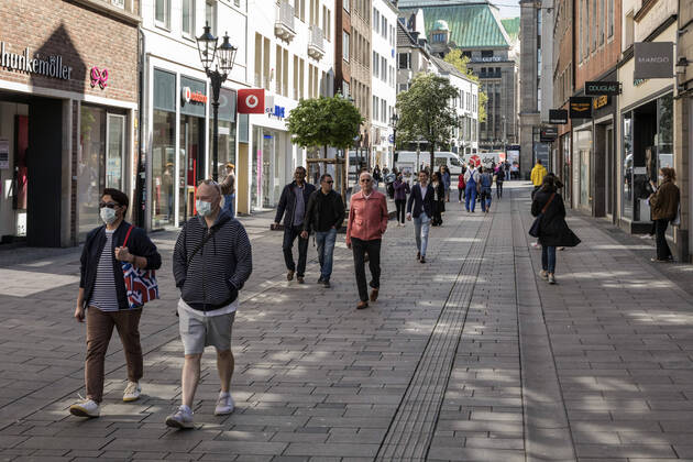 Bei besten Einkaufswetter, die Geschäfte haben wieder geöffnet - schrittweise Lockerung der Maßnahmen zur Bekämpfung der Coronavirus-Pandemie: Altstadt Düsseldorf