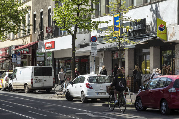 Bei besten Einkaufswetter, die Geschäfte haben wieder geöffnet - schrittweise Lockerung der Maßnahmen zur Bekämpfung der Coronavirus-Pandemie: Einkaufsmeile Nordstraße in Düsseldorf