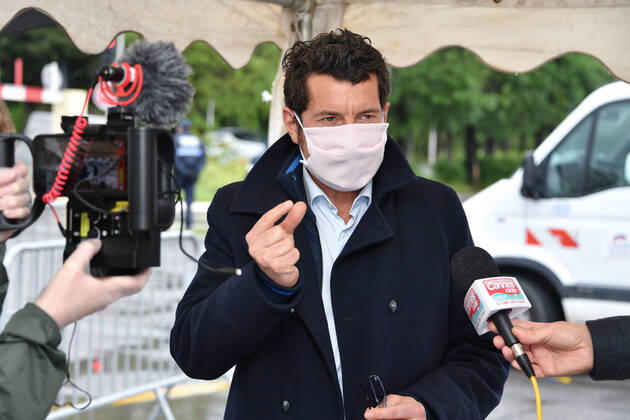 Coronavirus en France: le Maire de Cannes veille a la distribution de masques. Coronavirus : distribution par drive des masques en presence de David Lisnard, maire de Cannes au stade Coubertin a Cannes La Bocca. Opening of a drive to offer two masks for each Cannois in presence of David Lisnard, mayor of Cannes, France. 254390 2020-04-20  Copyright: xL.Urmanx xStarfacex STAR_254390_004