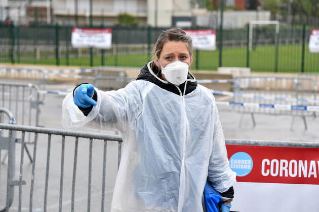 Coronavirus en France: le Maire de Cannes veille a la distribution de masques. Coronavirus : distribution par drive des masques en presence de David Lisnard, maire de Cannes au stade Coubertin a Cannes La Bocca. Opening of a drive to offer two masks for each Cannois in presence of David Lisnard, mayor of Cannes, France. 254390 2020-04-20  Copyright: xL.Urmanx xStarfacex STAR_254390_006