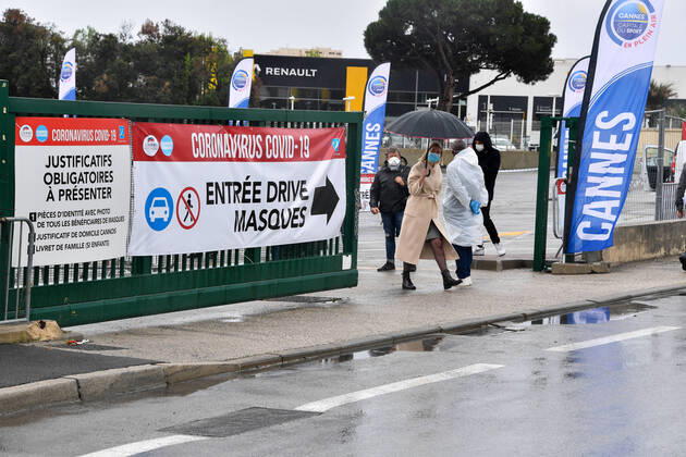 Coronavirus en France: le Maire de Cannes veille a la distribution de masques. Coronavirus : distribution par drive des masques en presence de David Lisnard, maire de Cannes au stade Coubertin a Cannes La Bocca. Opening of a drive to offer two masks for each Cannois in presence of David Lisnard, mayor of Cannes, France. 254390 2020-04-20  Copyright: xL.Urmanx xStarfacex STAR_254390_013