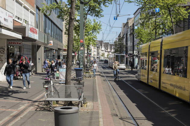 Bei besten Einkaufswetter, die Geschäfte haben wieder geöffnet - schrittweise Lockerung der Maßnahmen zur Bekämpfung der Coronavirus-Pandemie: Einkaufsmeile Nordstraße in Düsseldorf