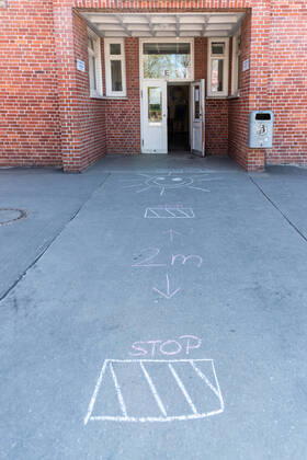 Kiel, Goethe Gemeinschaftsschule, 20.04.2020 Statement der Bildungsministerin Schleswig-Holstein Karin Prien zur Prüfungssituation in Kieler Schulen laut Empfehlungen des RKI. In der Goethe Gemeinschaftsschule laufen die Vorbereitungen zu den Prüfungen ESA und MSA auf Hochtouren. Ebenso könnten ab dem 11. Mai in der Mensa Abiturprüfungen für anderen Schulen durchgeführt werden. Kiel Ravensberg Schleswig-Holstein Deutschland