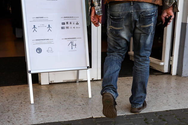 20.04.2020, xmkx, Coronavirus , Oeffnung der ersten Geschaefte v.l. Kunde betritt ein Geschaeft, Eingangsschild, Symbolbild, Langen Hessen Deutschland (DE)