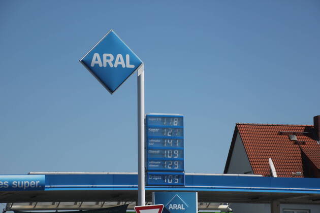 Kraftstoffpreise in Deutschland: Zehnte Woche in Folge billig. Aufgrund der weltweiten Coronakrise und der einbrechenden Rohölnotierungen sinken die Kraftstoffpreise an den Tankstellen deutlich nach unten. - Diesel, Super, E10, Benzin, Ultimate, Kraftstoff, Auto, Coronapandemie, Rohoel, Anzeigentafel, Benzinpreisanzeige, Benzinpreiserhoehung, Deutsch, Deutschland, Aral, Mineraloelsteuer, LKW, Oelpreissenkung, Oelpreiserhoehung, Personenkraftwagen, Preise, Preisanzeige, Preisliste, Sprit. - Aral Tankstelle Braunschweigerstrasse 38259 Salzgitter Bad Niedersachsen Copyright: xMDx