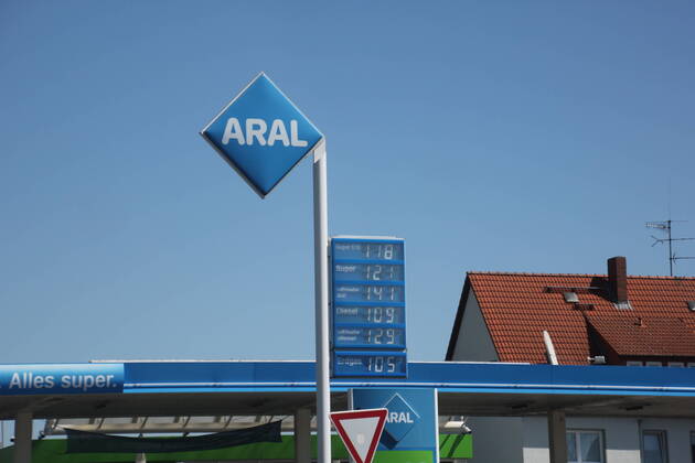 Kraftstoffpreise in Deutschland: Zehnte Woche in Folge billig. Aufgrund der weltweiten Coronakrise und der einbrechenden Rohölnotierungen sinken die Kraftstoffpreise an den Tankstellen deutlich nach unten. - Diesel, Super, E10, Benzin, Ultimate, Kraftstoff, Auto, Coronapandemie, Rohoel, Anzeigentafel, Benzinpreisanzeige, Benzinpreiserhoehung, Deutsch, Deutschland, Aral, Mineraloelsteuer, LKW, Oelpreissenkung, Oelpreiserhoehung, Personenkraftwagen, Preise, Preisanzeige, Preisliste, Sprit. - Aral Tankstelle Braunschweigerstrasse 38259 Salzgitter Bad Niedersachsen Copyright: xMDx