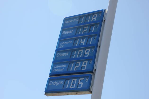 Kraftstoffpreise in Deutschland: Zehnte Woche in Folge billig. Aufgrund der weltweiten Coronakrise und der einbrechenden Rohölnotierungen sinken die Kraftstoffpreise an den Tankstellen deutlich nach unten. - Diesel, Super, E10, Benzin, Ultimate, Kraftstoff, Auto, Coronapandemie, Rohoel, Anzeigentafel, Benzinpreisanzeige, Benzinpreiserhoehung, Deutsch, Deutschland, Aral, Mineraloelsteuer, LKW, Oelpreissenkung, Oelpreiserhoehung, Personenkraftwagen, Preise, Preisanzeige, Preisliste, Sprit. - Aral Tankstelle Braunschweigerstrasse 38259 Salzgitter Bad Niedersachsen Copyright: xDVMDx