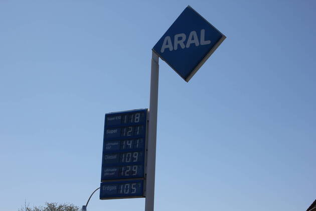 Kraftstoffpreise in Deutschland: Zehnte Woche in Folge billig. Aufgrund der weltweiten Coronakrise und der einbrechenden Rohölnotierungen sinken die Kraftstoffpreise an den Tankstellen deutlich nach unten. - Diesel, Super, E10, Benzin, Ultimate, Kraftstoff, Auto, Coronapandemie, Rohoel, Anzeigentafel, Benzinpreisanzeige, Benzinpreiserhoehung, Deutsch, Deutschland, Aral, Mineraloelsteuer, LKW, Oelpreissenkung, Oelpreiserhoehung, Personenkraftwagen, Preise, Preisanzeige, Preisliste, Sprit. - Aral Tankstelle Braunschweigerstrasse 38259 Salzgitter Bad Niedersachsen Copyright: xMDx