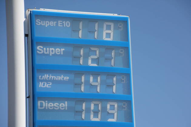 Kraftstoffpreise in Deutschland: Zehnte Woche in Folge billig. Aufgrund der weltweiten Coronakrise und der einbrechenden Rohölnotierungen sinken die Kraftstoffpreise an den Tankstellen deutlich nach unten. - Diesel, Super, E10, Benzin, Ultimate, Kraftstoff, Auto, Coronapandemie, Rohoel, Anzeigentafel, Benzinpreisanzeige, Benzinpreiserhoehung, Deutsch, Deutschland, Aral, Mineraloelsteuer, LKW, Oelpreissenkung, Oelpreiserhoehung, Personenkraftwagen, Preise, Preisanzeige, Preisliste, Sprit. - Aral Tankstelle Braunschweigerstrasse 38259 Salzgitter Bad Niedersachsen Copyright: xMDx