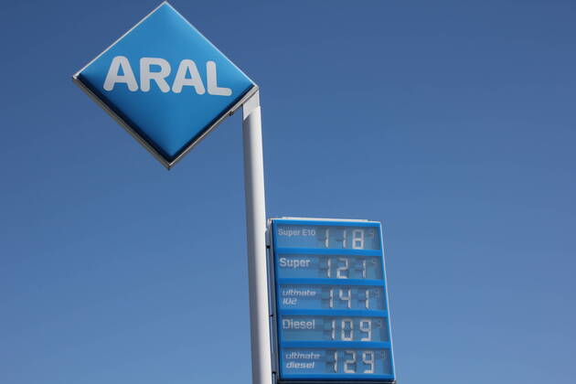 Kraftstoffpreise in Deutschland: Zehnte Woche in Folge billig. Aufgrund der weltweiten Coronakrise und der einbrechenden Rohölnotierungen sinken die Kraftstoffpreise an den Tankstellen deutlich nach unten. - Diesel, Super, E10, Benzin, Ultimate, Kraftstoff, Auto, Coronapandemie, Rohoel, Anzeigentafel, Benzinpreisanzeige, Benzinpreiserhoehung, Deutsch, Deutschland, Aral, Mineraloelsteuer, LKW, Oelpreissenkung, Oelpreiserhoehung, Personenkraftwagen, Preise, Preisanzeige, Preisliste, Sprit. - Aral Tankstelle Braunschweigerstrasse 38259 Salzgitter Bad Niedersachsen Copyright: xMDx