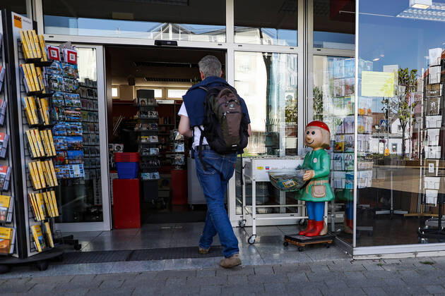 20.04.2020, xmkx, Coronavirus , Oeffnung der ersten Geschaefte v.l. Kunde betritt eine Buchhandlung, Symbolbild, Langen Hessen Deutschland (DE)