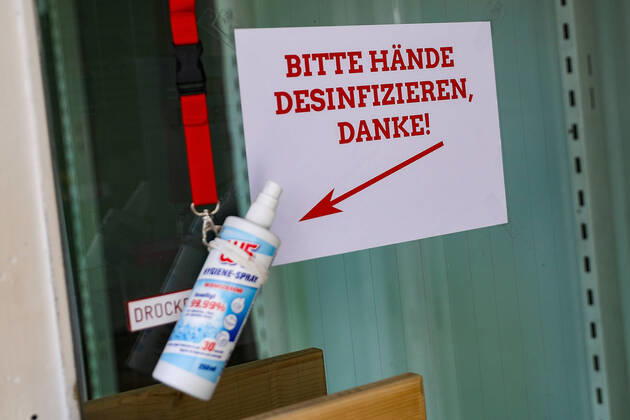 20.04.2020, xmkx, Coronavirus , Oeffnung der ersten Geschaefte v.l. Eingang, Haende desinfizieren, Desinfektionsmittel, Symbolbild, Langen Hessen Deutschland (DE)