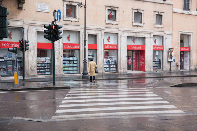 Rome: Some bookstores reopen today View of LaFeltrinelli bookshop in Largo di Torre Argentina in Rome, it will reopen in the next few days The order of Lazio Region of 13 April allows the re-opening of the bookstores in Rome from today, 20 April 2020, with very stringent rules in order to comply with the rules for the containment of Covid-19 Roma Italy Copyright: MatteoxNardone
