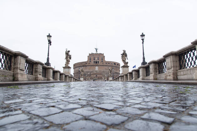 Italy: Rome in the rain during Covid-19 lockdown Views of Sant Angelo bridge with Castel Sant Angelo in the rain during the lockdown for the Covid-19 pandemic, today 20 April 2020 Roma Italy Copyright: MatteoxNardone