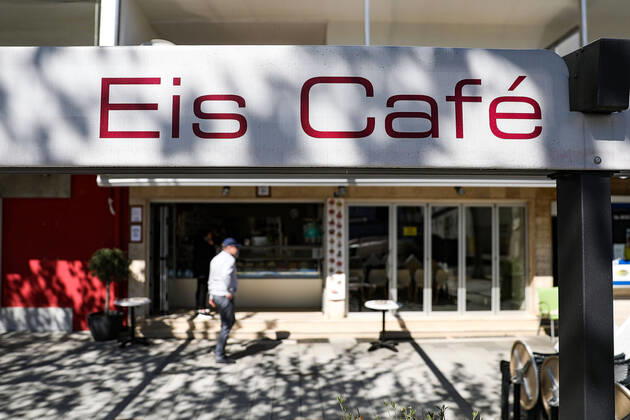 20.04.2020, xmkx, Coronavirus , Oeffnung der ersten Geschaefte v.l. Eis, Cafe, Eisdiele, Kunden, to go, Eiscafe, Symbolbild, Langen Hessen Deutschland (DE)