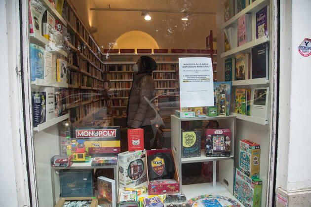 Rome: Some bookstores reopen today View of Testaccio Library in Piazza Santa Maria Liberatrice in Rome, which reopened this morning The order of Lazio Region of 13 April allows the re-opening of the bookstores in Rome from today, 20 April 2020, with very stringent rules in order to comply with the rules for the containment of Covid-19 Roma Italy Copyright: MatteoxNardone