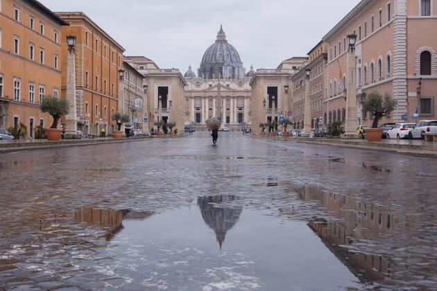 Italy: Rome in the rain during Covid-19 lockdown Views Via della Conciliazione and St. Peter s Basilica, in the rain during the lockdown for the Covid-19 pandemic, today 20 April 2020 Roma Italy Copyright: MatteoxNardone