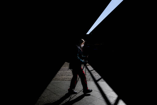 Eine Frau mit Mundschutz, aufgenommen in Berlin, 20.04.2020. Deutschlandweit wird ueber eine moegliche Maskenpflicht aufgrund der Corona-Pandemie diskutiert. Berlin Deutschland