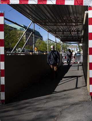 Ein Mann mit Mundschutz, aufgenommen in Berlin, 20.04.2020. Deutschlandweit wird ueber eine moegliche Maskenpflicht aufgrund der Corona-Pandemie diskutiert. Berlin Deutschland