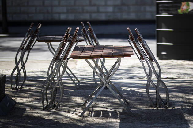 Stuehle und Tische stehen zusammengeraeumt vor einem Imbiss in Berlin, 20.04.2020. Aufgrund der Verbreitung des Coronaviruses duerfen Restaurants und Imbisse nicht unbeschraenkt oeffnen. Berlin Deutschland