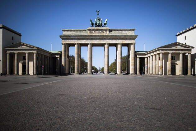 Der Pariser Platz und das Brandenburger Tor ohne Menschen, aufgenommen in Berlin, 20.04.2020. Aufgrund der Verbreitung des Coronaviruses gibt es deutschlandweit Kontaktbeschraenkungen. Berlin Deutschland