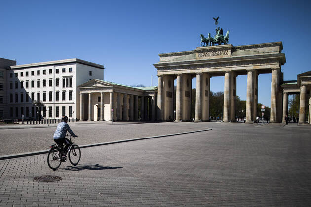 Ein einzelner Radfahrer faehrt auf dem Pariser Platz vor dem Brandenburger Tor, aufgenommen in Berlin, 20.04.2020. Aufgrund der Verbreitung des Coronaviruses gibt es deutschlandweit Kontaktbeschraenkungen. Berlin Deutschland